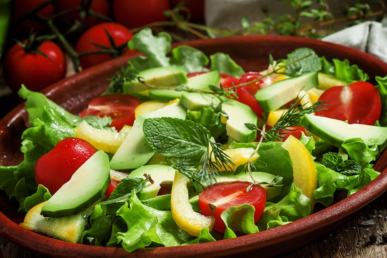 Салат с овощами и зеленью